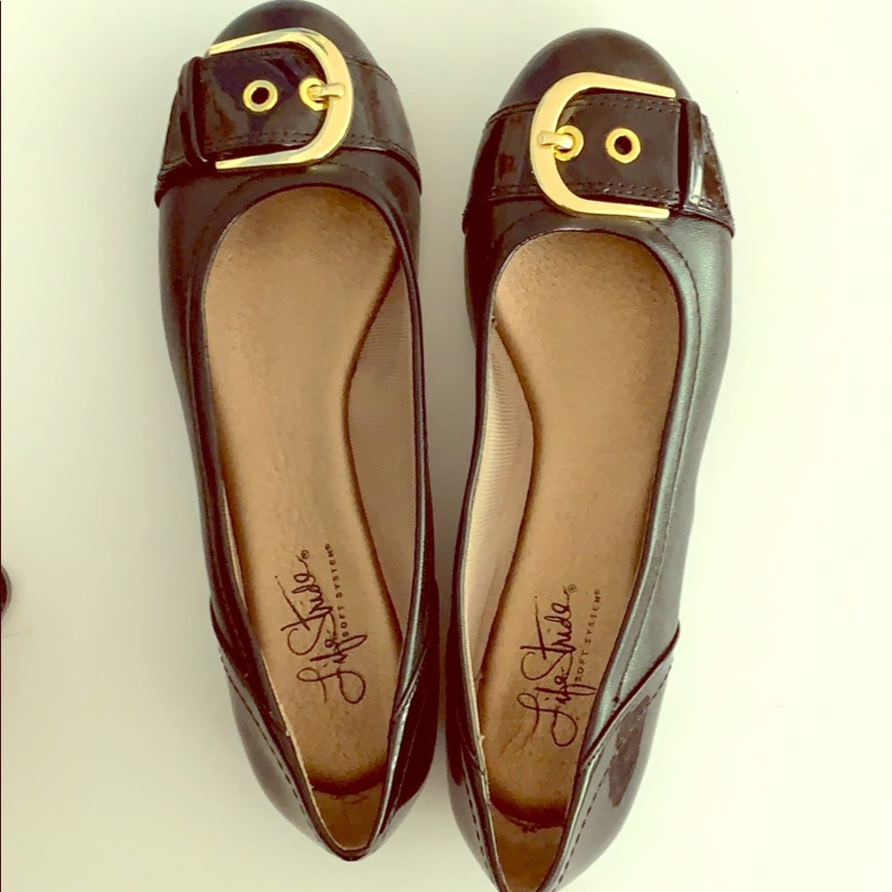 Buckle flat shoes black.